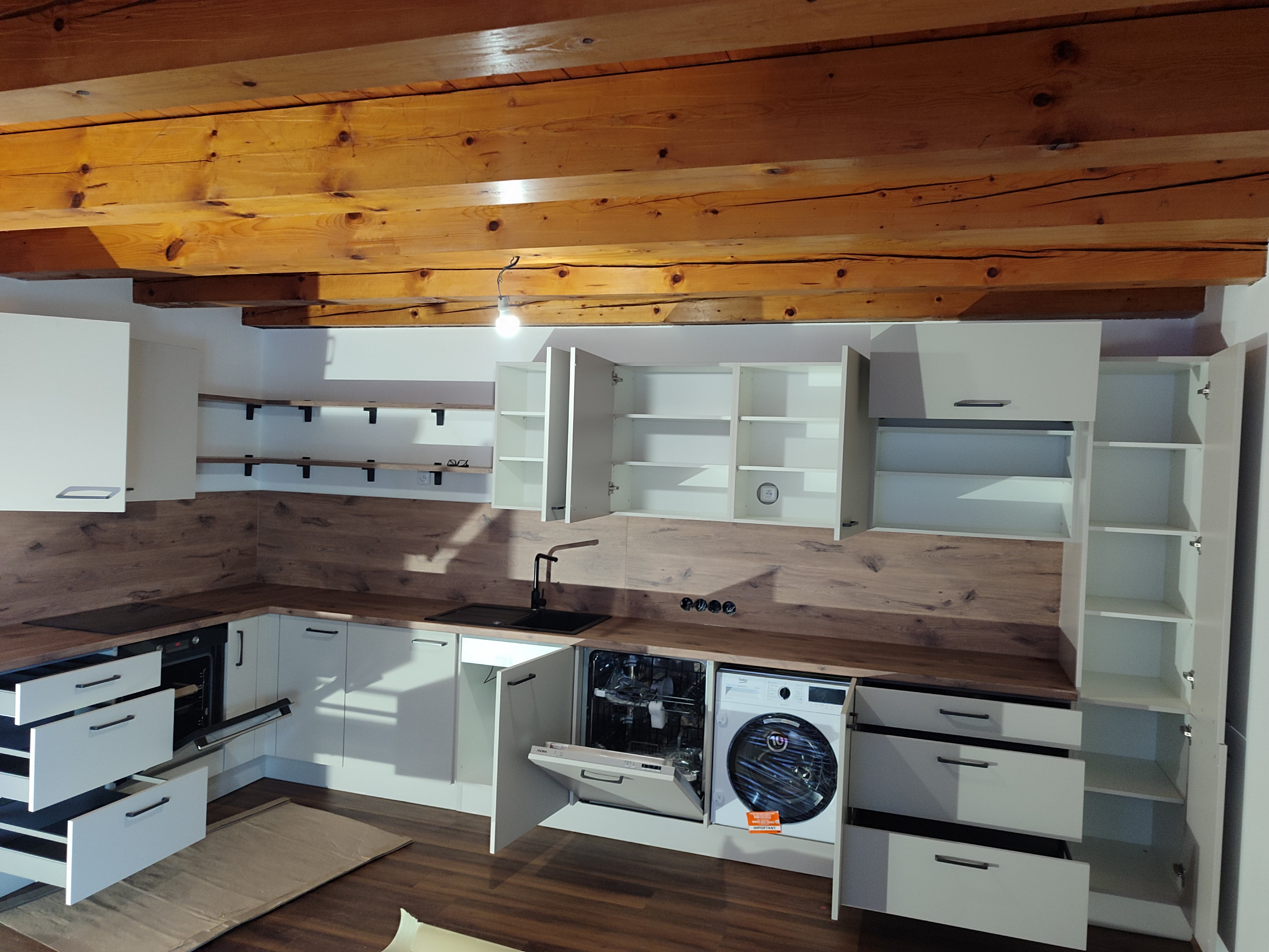 Kuchyně na míru s dřevěnými trámy — podkrovní prostor