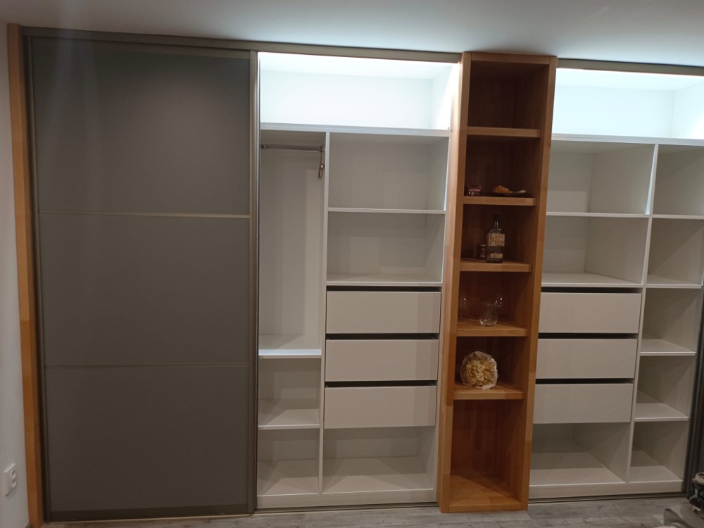 Vestavěná skříň na míru — kompletní řešení