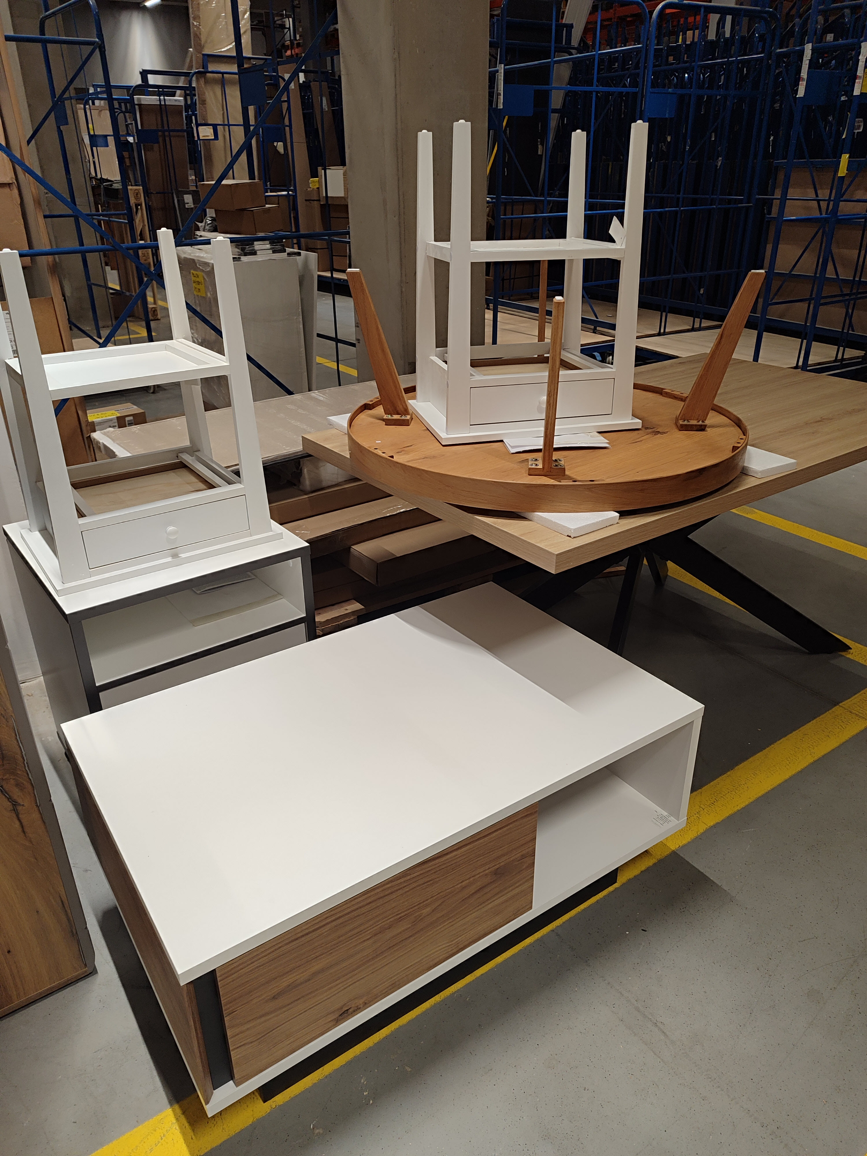 Výroba nábytku v truhlářské dílně — stoly a židle