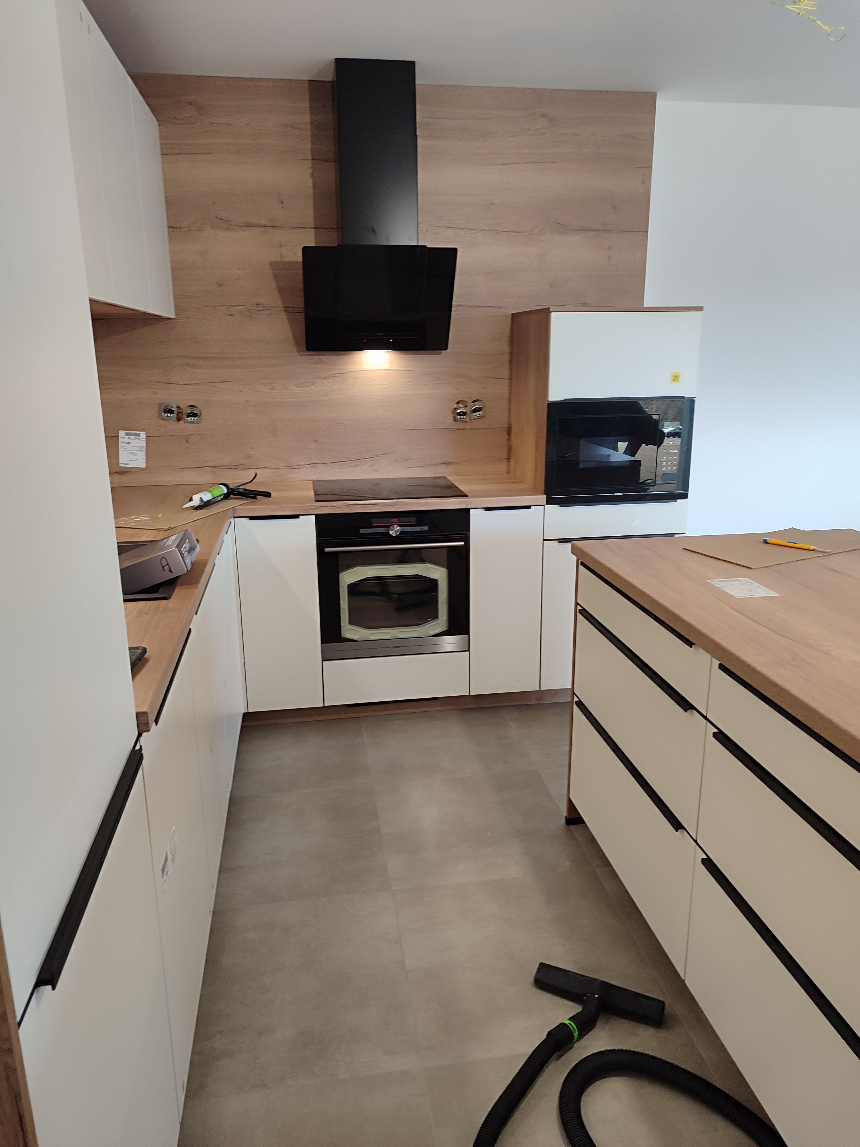 Montáž kuchyňské linky s digestoří a troubou