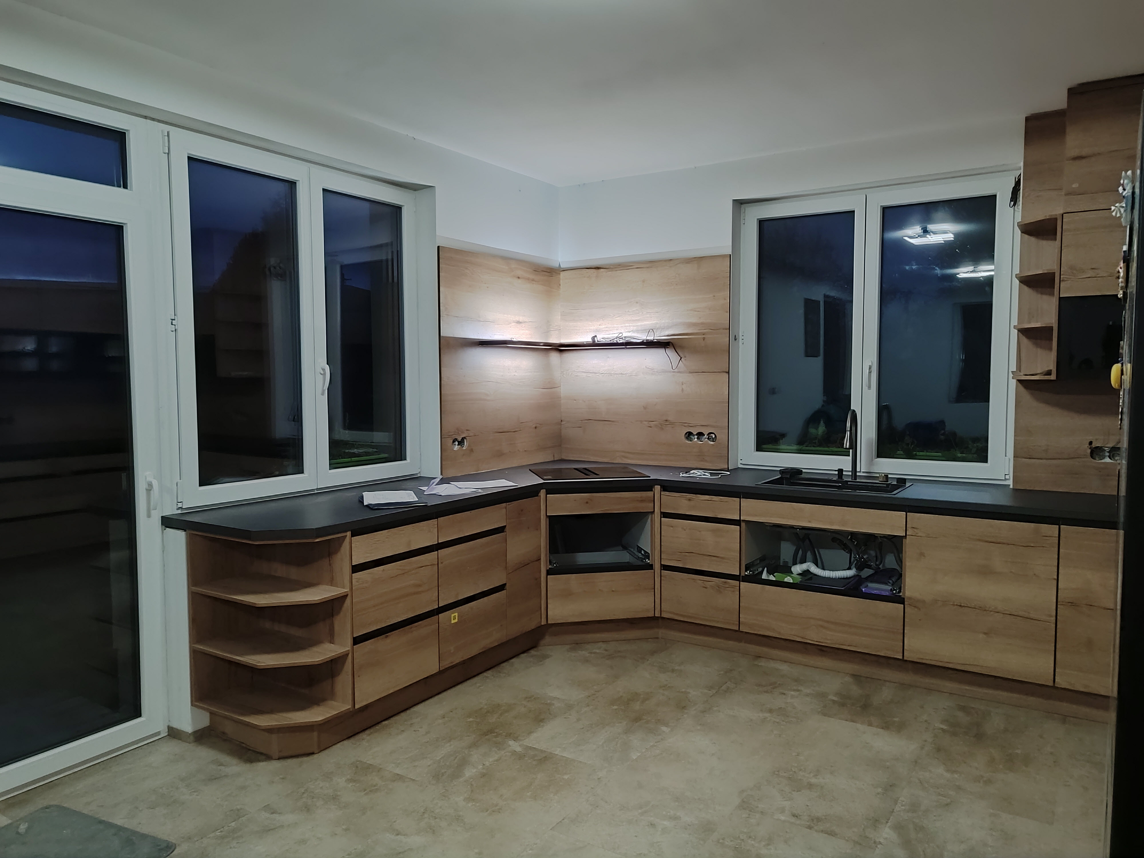 Kuchyňské skříňky — otevřený pohled na kapacitu