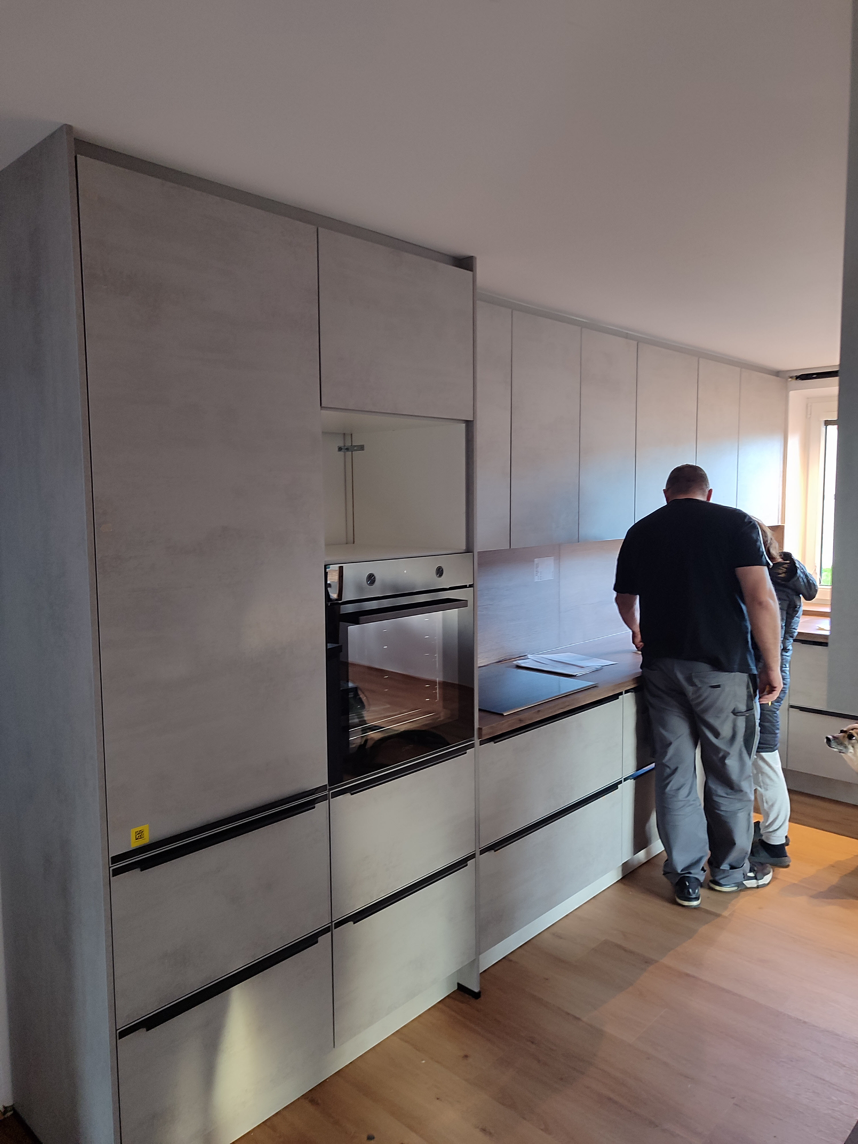 Detail montáže kuchyňských skříněk v Kolíně