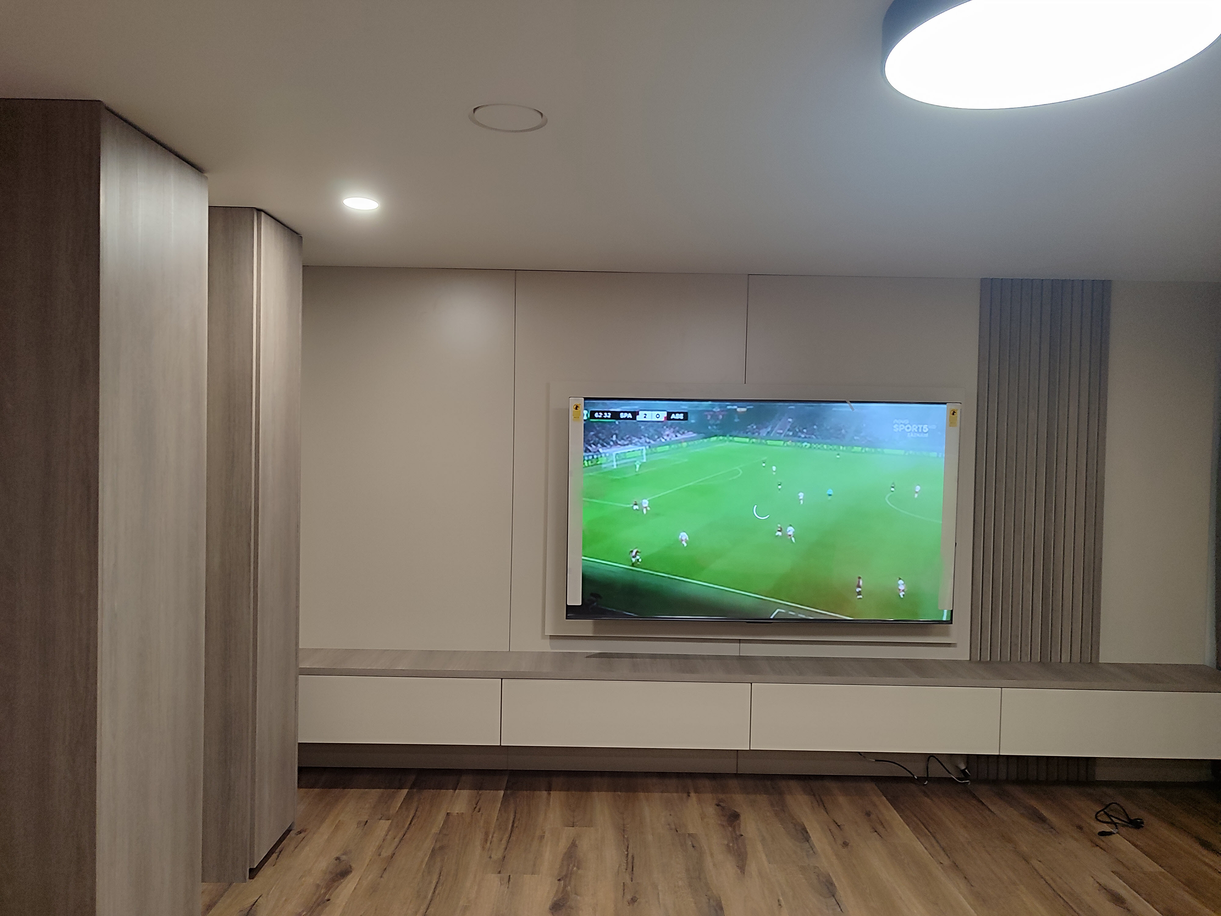 Obývací stěna s TV — moderní nábytek na míru