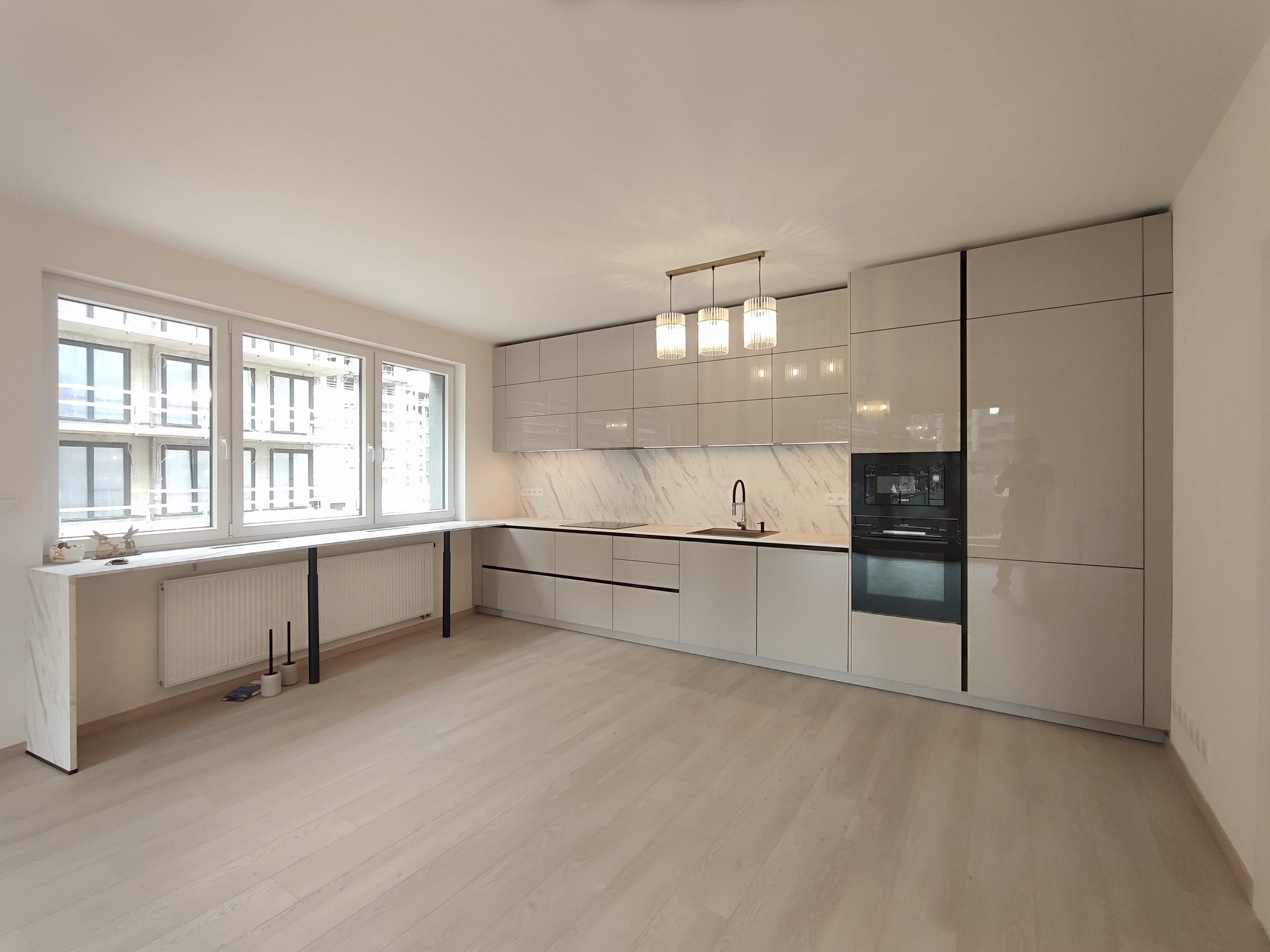 Vestavěná skříň na míru — moderní provedení