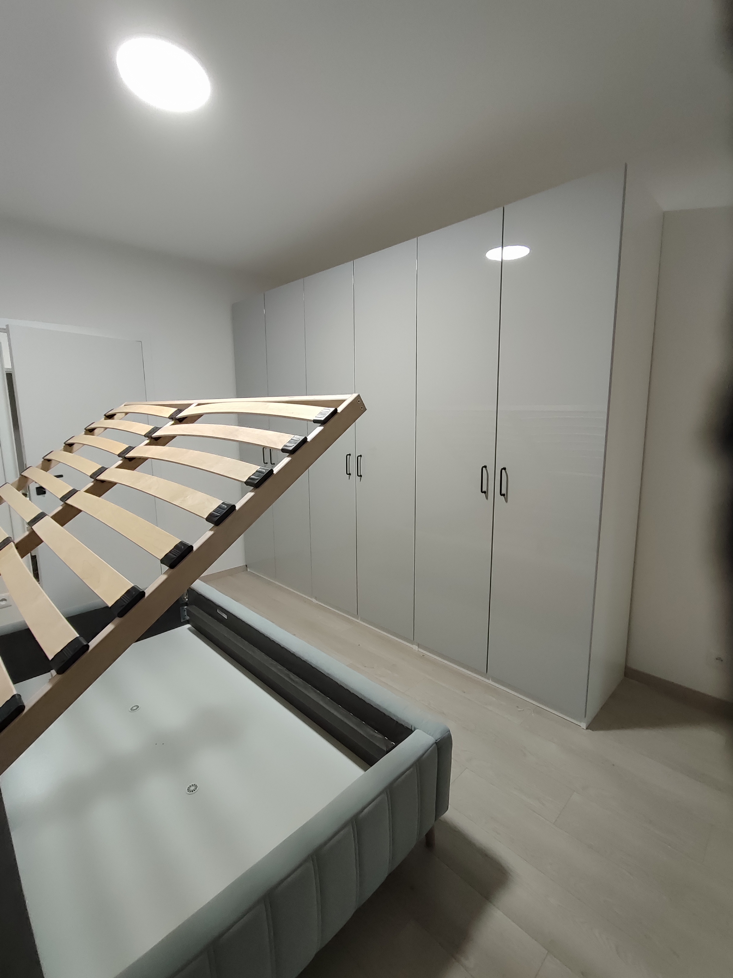 Obývací stěna na míru — instalace