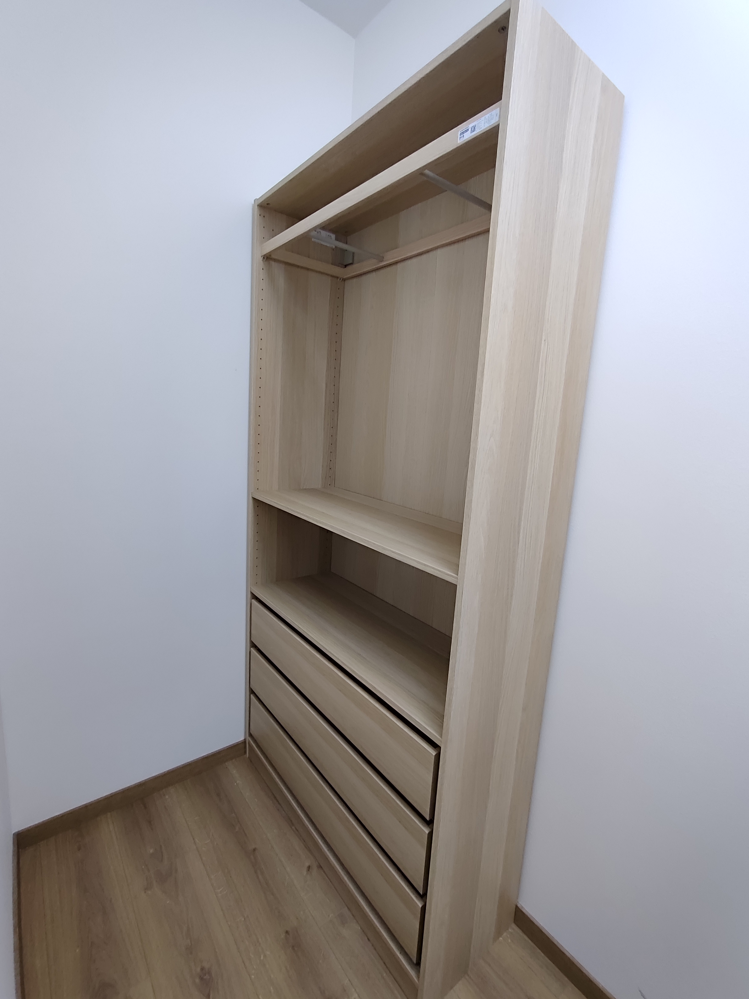 Nábytek na míru — kompletní dokončená realizace