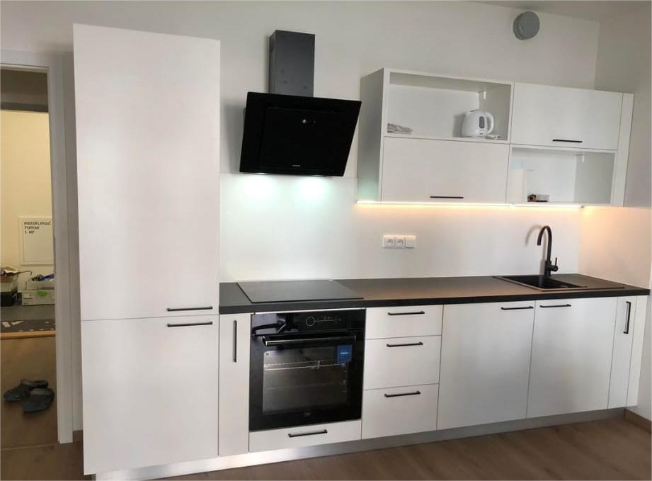 Moderní kuchyně na míru s ostrůvkem — Praha