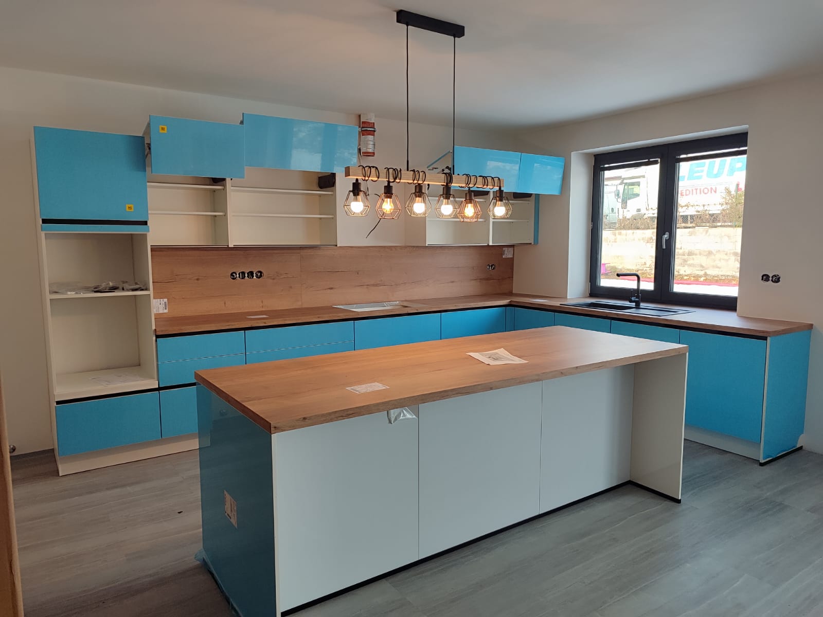 Detailní truhlářská práce — montáž na míru